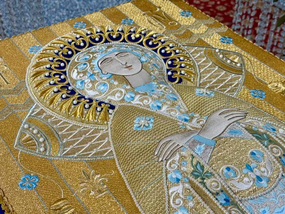 Успенская Плащаница, украшенная синими и белыми цветами в храме Почаевской иконы Божией Матери